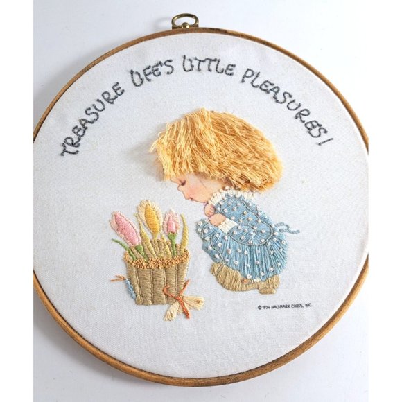 Vintage Crewel Pictures Set Of 2 Round 70s Children Big Hair Hallmark Embroidery - Picture 4 of 6